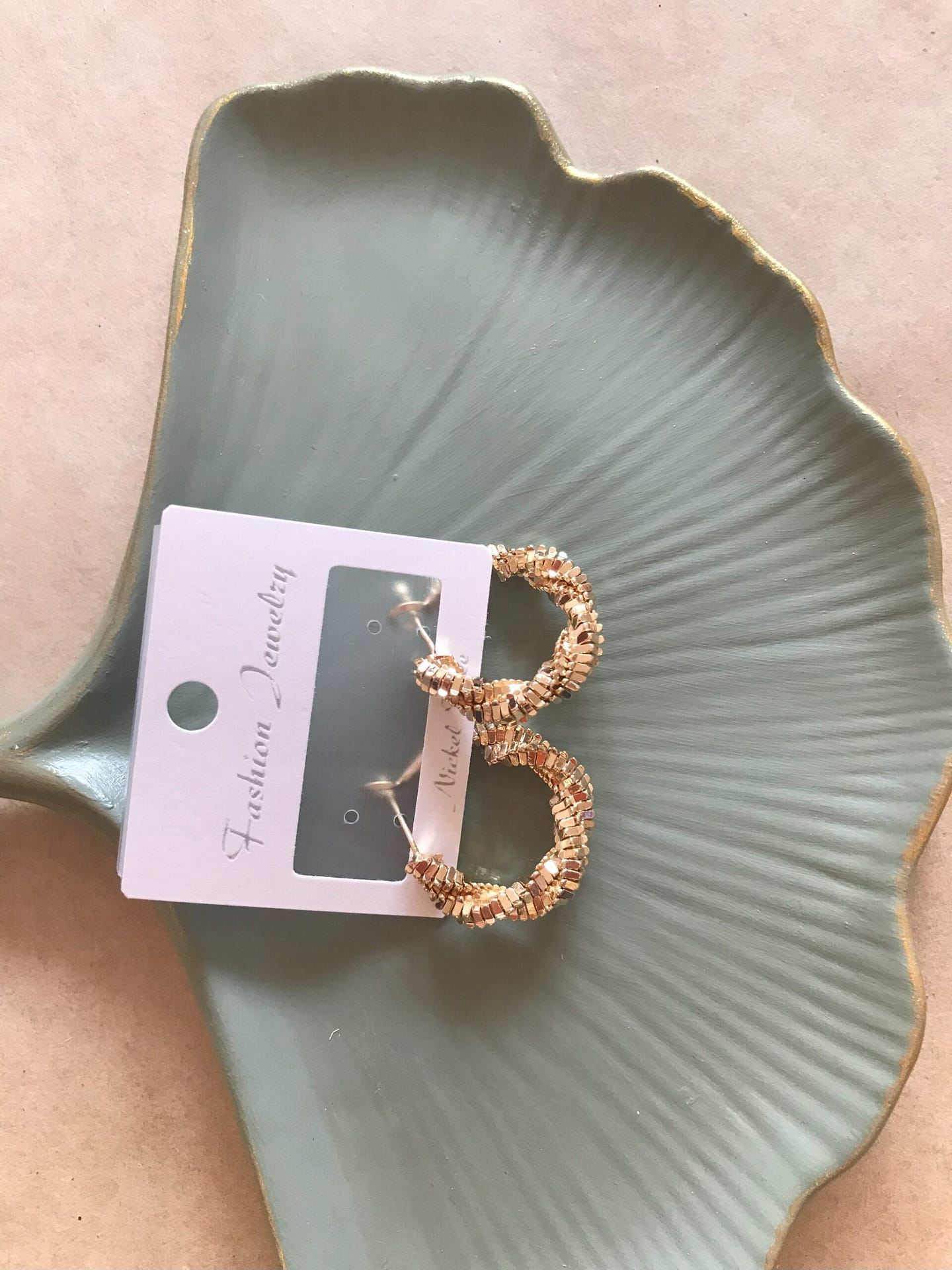 Renkli Küpe 2025 Trendleri Kıyafetlerle Kombin ve Uyum Püf Noktaları