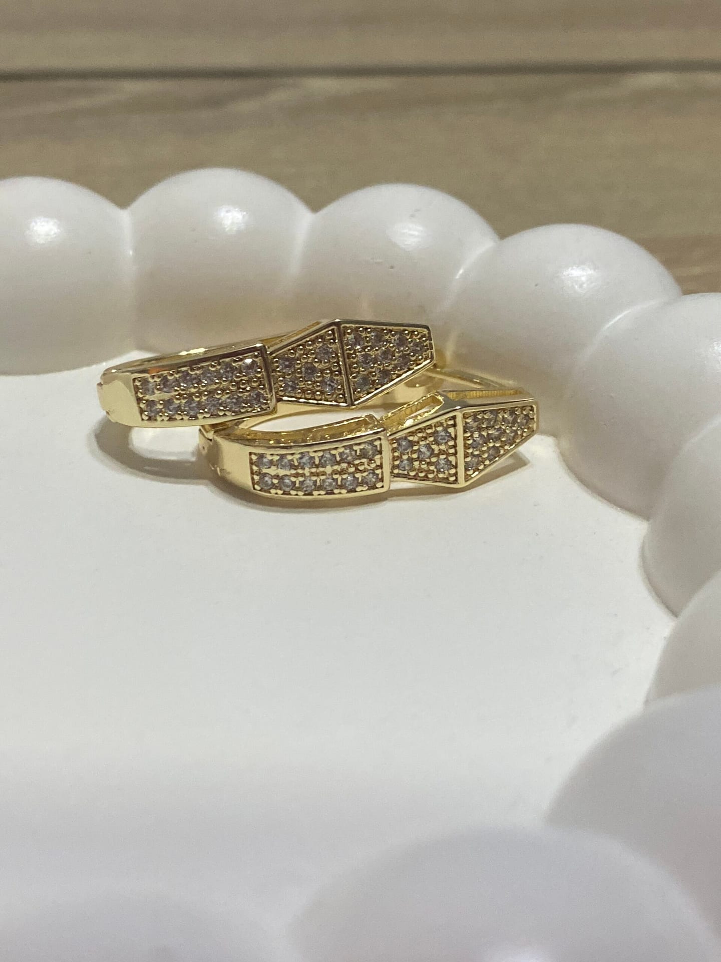 Altın Kolye Tarihi Kıyafetlerle Kombin ve Uyum Püf Noktaları