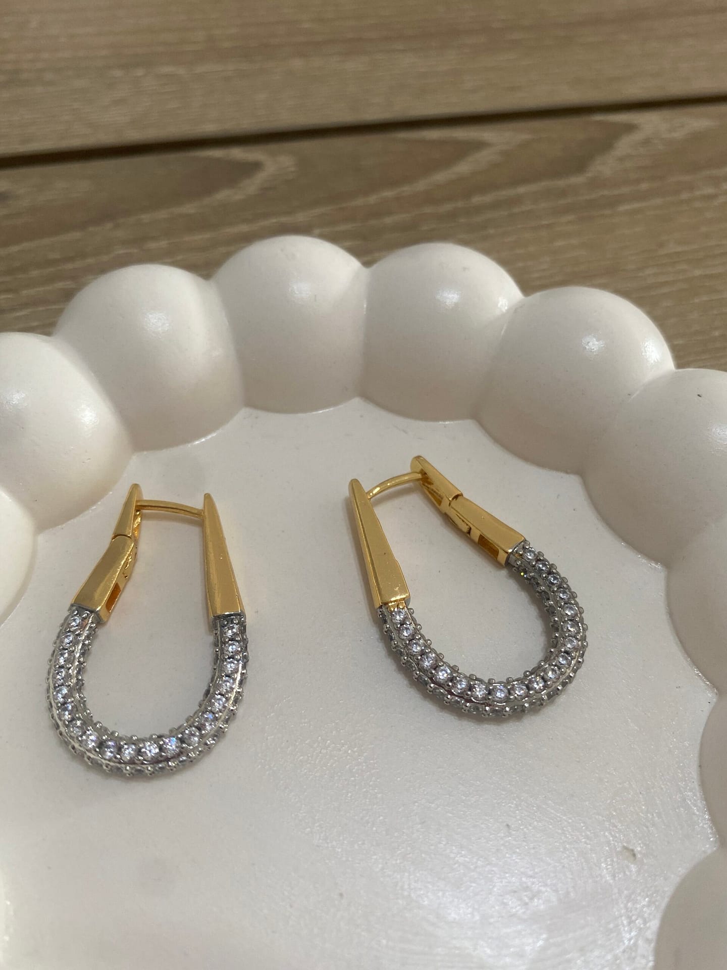 Elegan Küpe Tarihi Kıyafetlerle Kombin ve Uyum Püf Noktaları